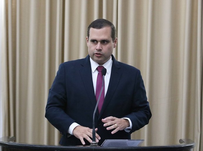 Fernando Pereira critica transferência do transporte escolar em Campo Alegre