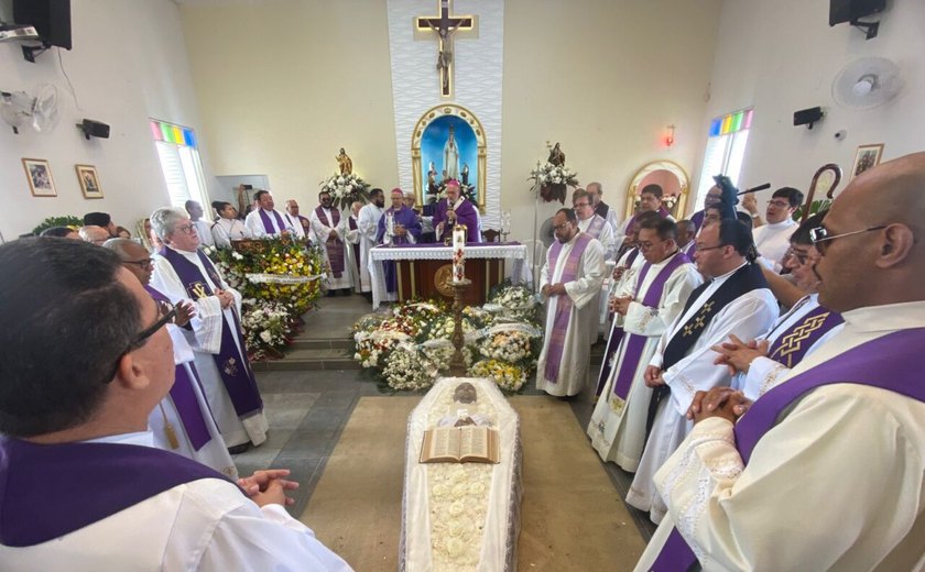 Clero e fiéis se despedem do padre Michael Sandes