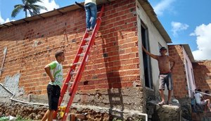 Casas atingidas pelas chuvas serão reconstruídas em Santana do São Francisco