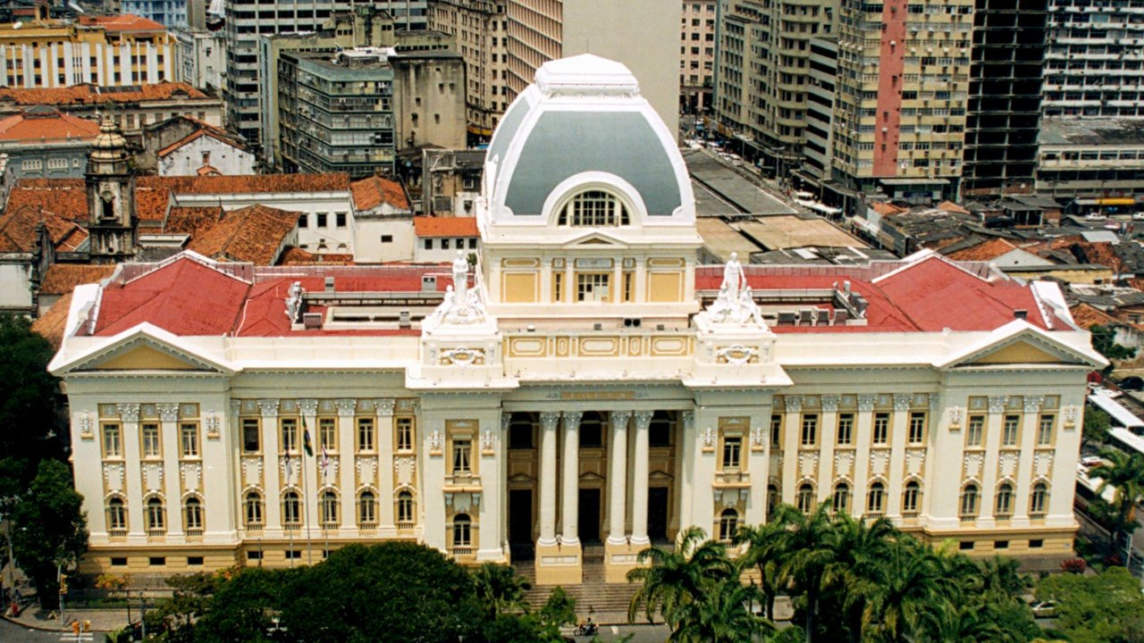 Justiça decreta prisão de empresário que fugiu após esfaquear ex em Jaboatão