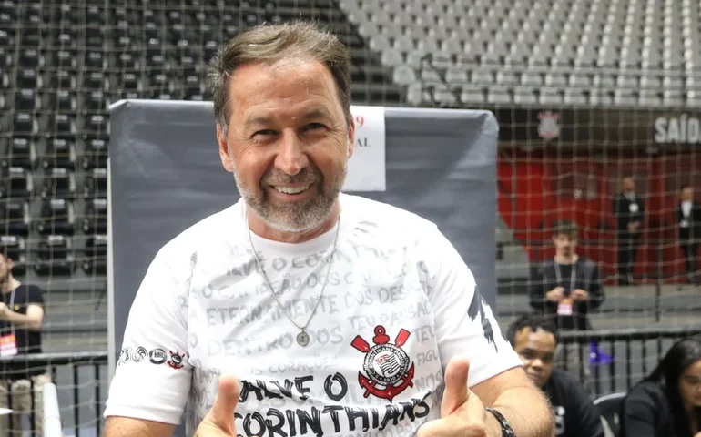 Augusto Melo doa R$ 1 mil para vaquinha da arena corintiana e web reage: 'Mais pobre que eu'
