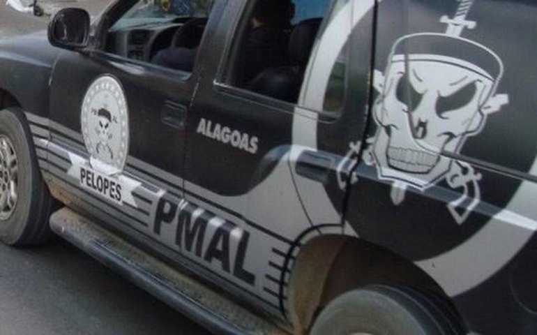 Viatura do Pelopes capota após colisão com reboque na AL-115, em Arapiraca