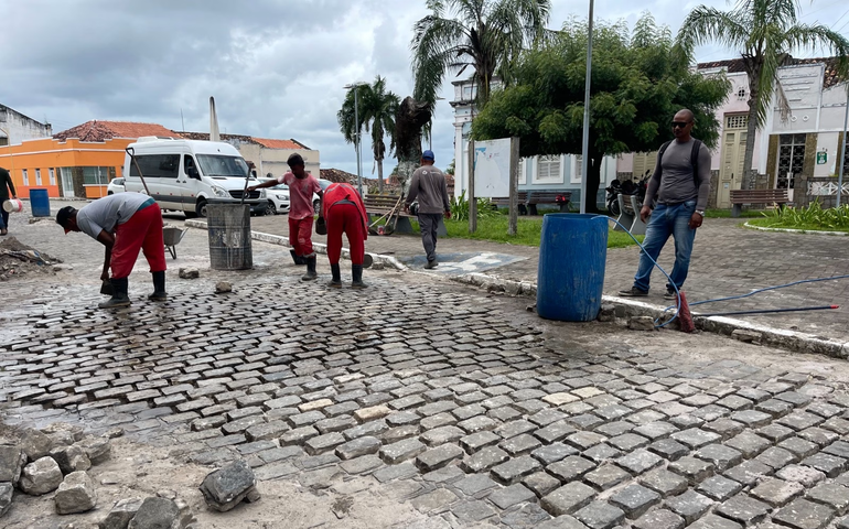 Operação tapa-buracos regulariza trechos de maior fluxo de veículos em Penedo