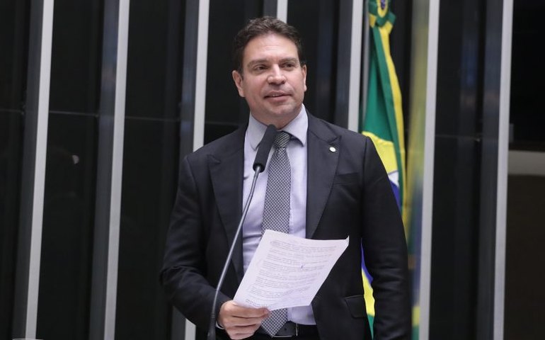 Alexandre de Moraes ordena prisão de Ramagem após viagem aos EUA