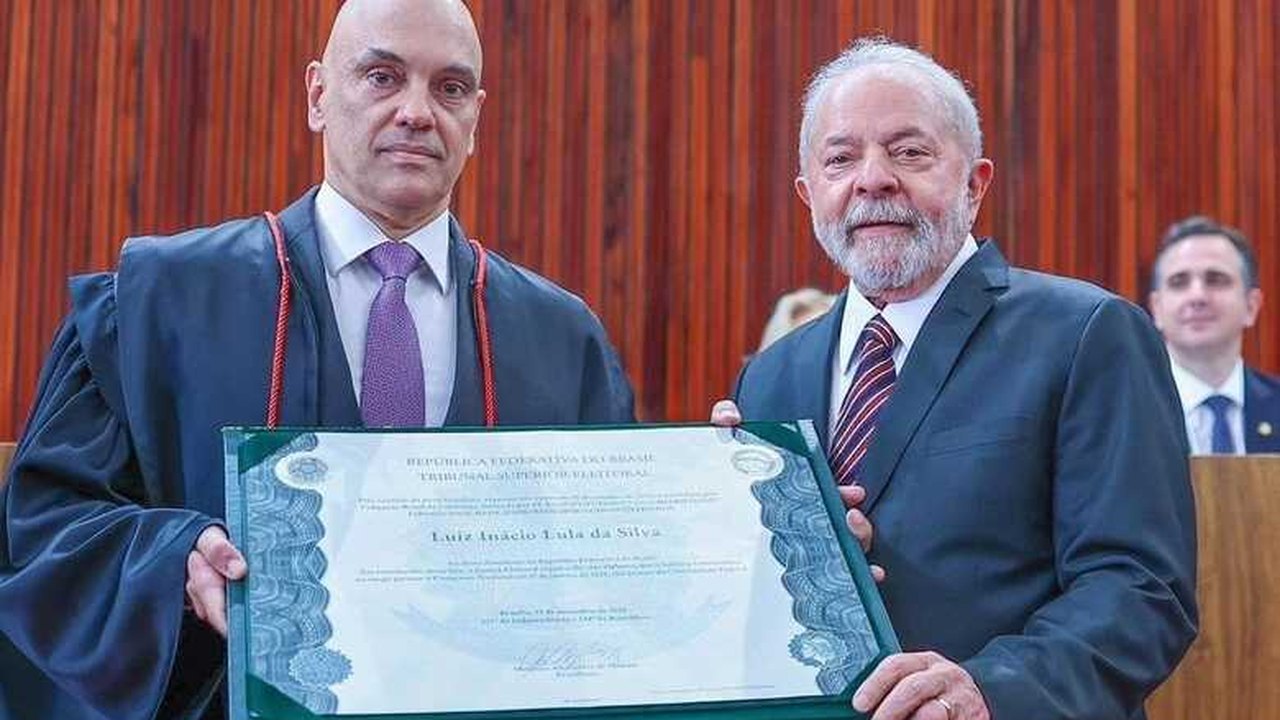 Lula e Alckmin recebem de Moraes diploma de presidente da República