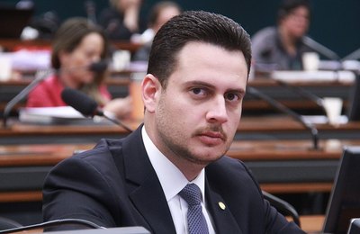 Nivaldo Albuquerque garante apoio a projeto que instituti piso da Enfermagem