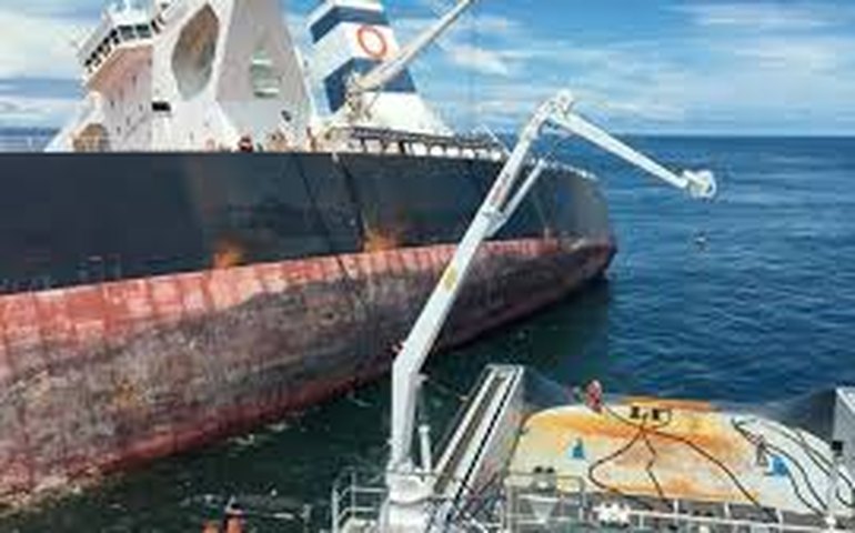 Navio com carga perigosa afunda junto à costa da Índia, todos tripulantes são resgatados