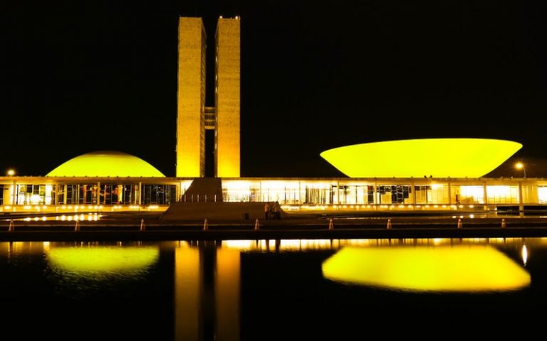 Iluminação especial no Congresso destaca apoio à campanha Maio Amarelo