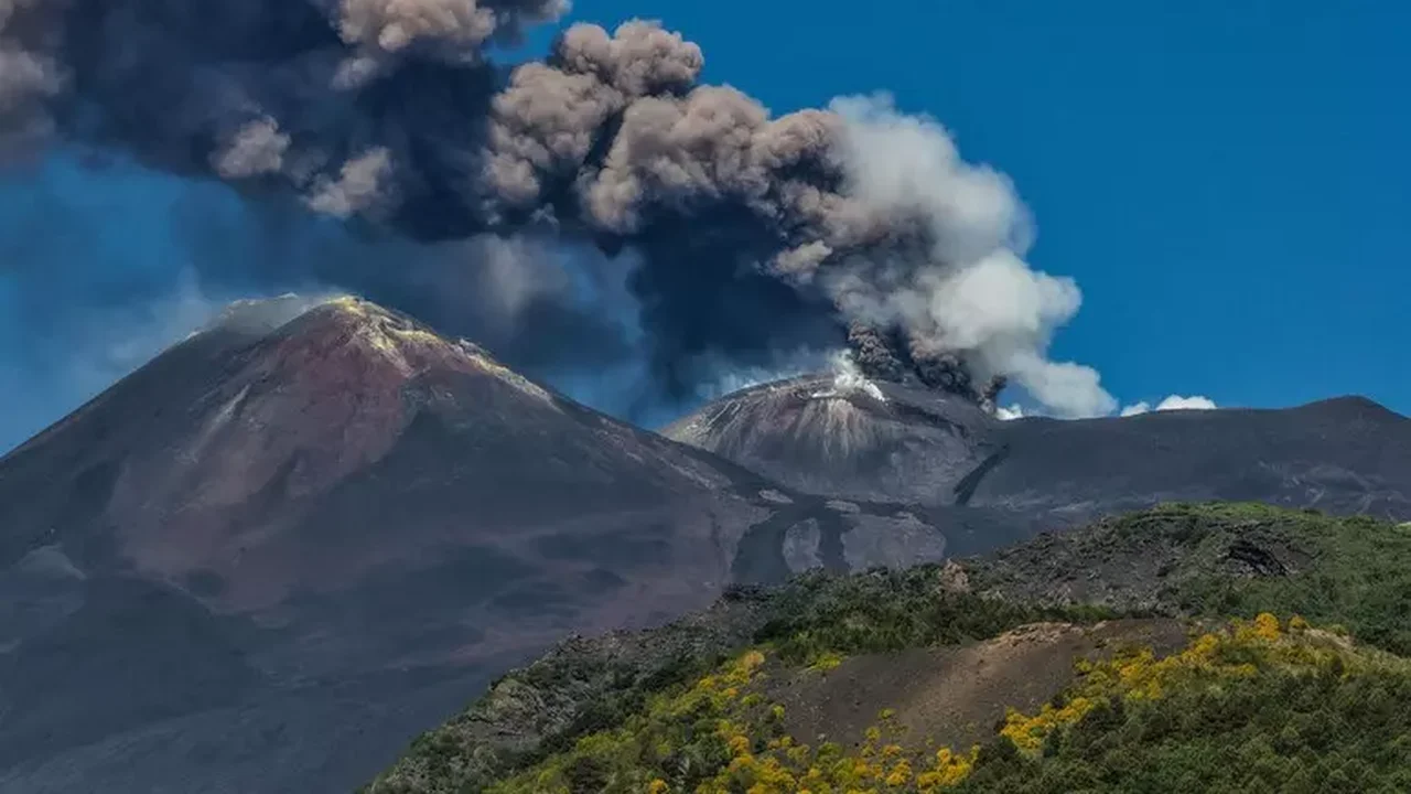Nova erupção no Monte Etna fecha aeroporto e base militar dos EUA na Itália