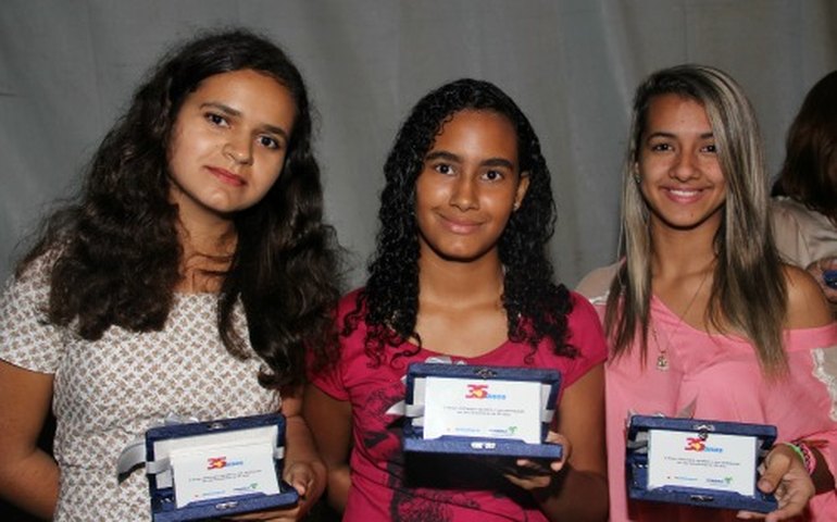 Arapiraca: Meninas arapiraquenses se destacam em concurso de redação