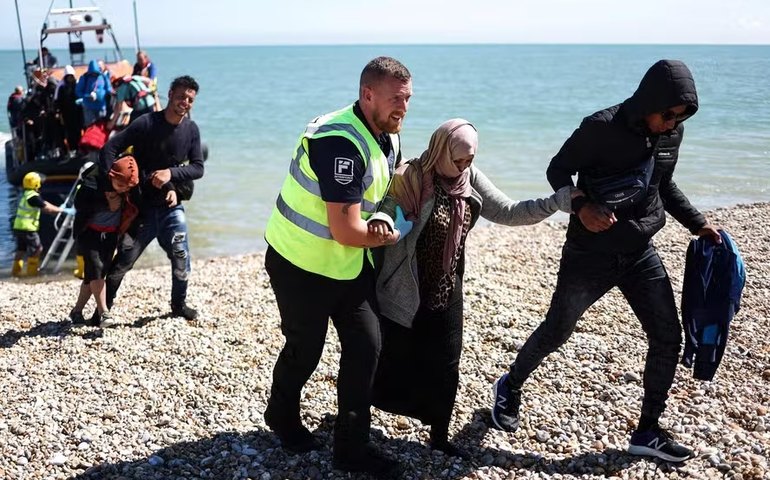 Anistia Internacional denuncia 'abusos' contra imigrantes em ilha da Grécia: 'condições desumanas e degradantes'