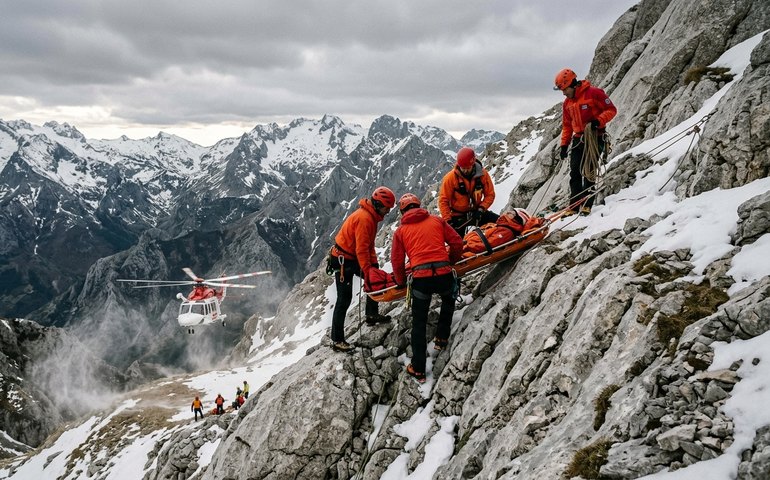 Esquiador é resgatado após queda grave em área rochosa no norte da Espanha