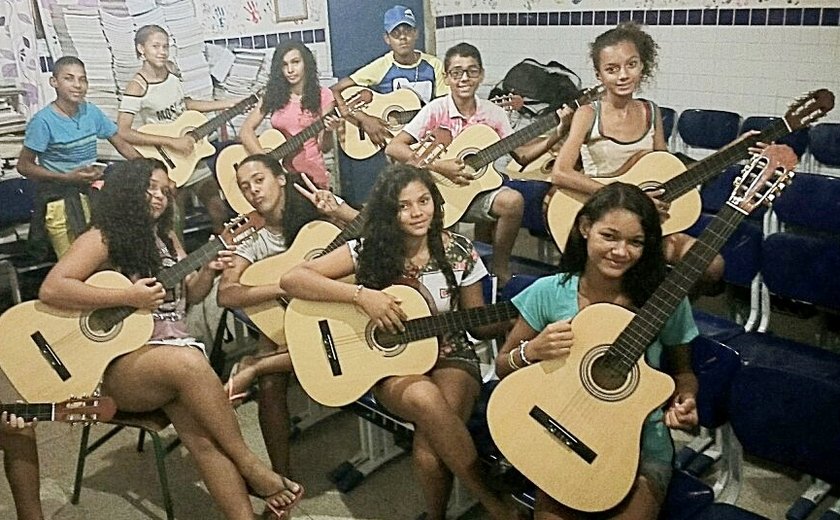 Prefeitura de Delmiro Gouveia disponibiliza aulas de instrumentos e canto para alunos da Escola Noêmia Bandeira
