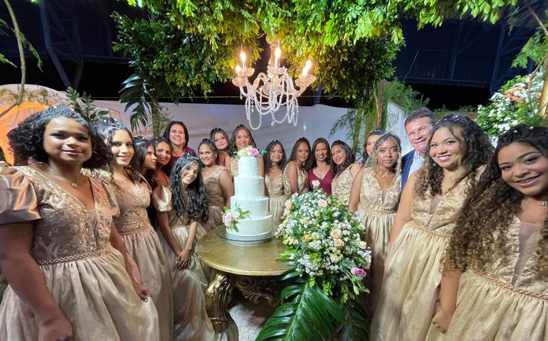 Prefeitura de Branquinha e Instituto Aliança promovem sonho de menina para 15 debutantes