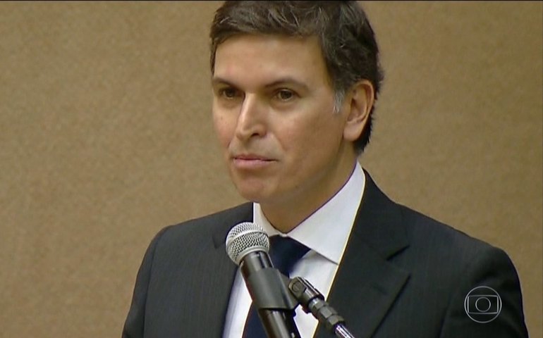 Nº 2 da PF contradiz Bolsonaro e revela investigação contra família do presidente