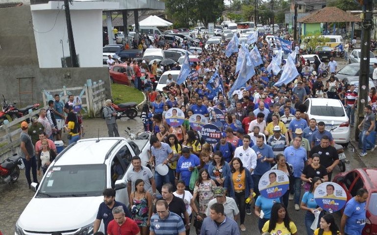 Galba Novaes participa de caminhada em Anadia e recebe reconhecimento da população