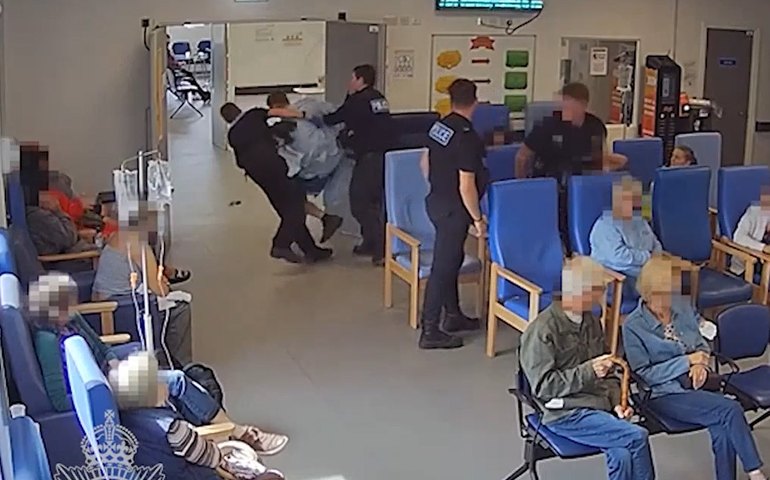 Policial fica inconsciente após homem lhe dar uma cabeçada no hospital