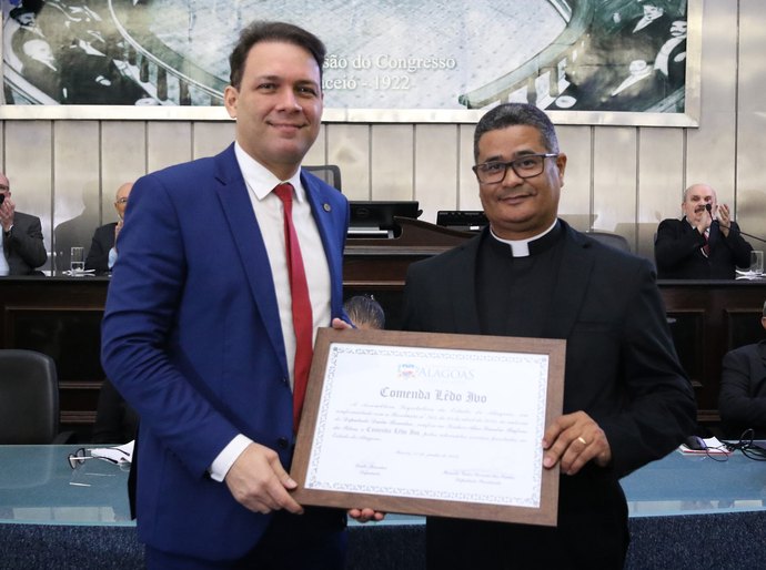 Padre Alex Sandro Rufino é homenageado com a comenda Lêdo Ivo