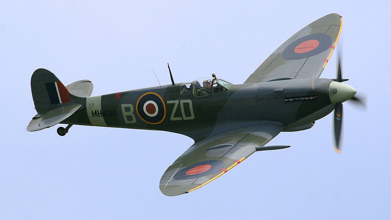 Avião de caça da Segunda Guerra cai na Inglaterra e mata piloto