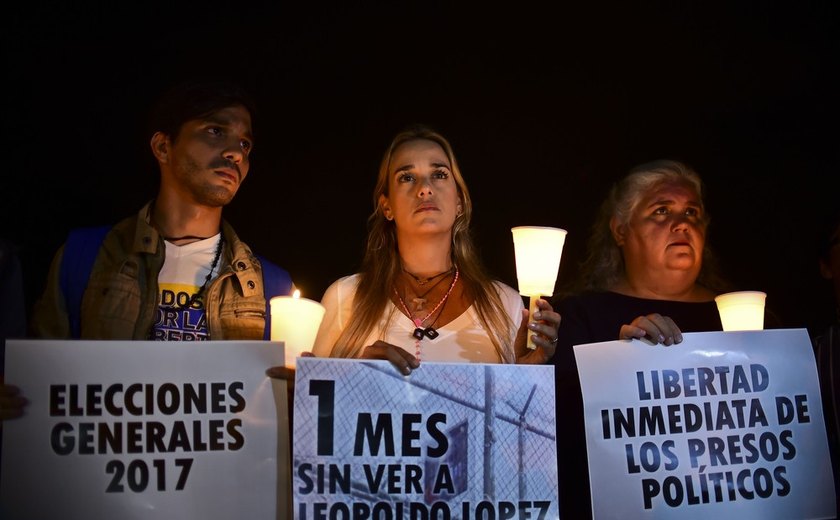 Esposa de opositor venezuelano detido começa vigília para visitar o marido