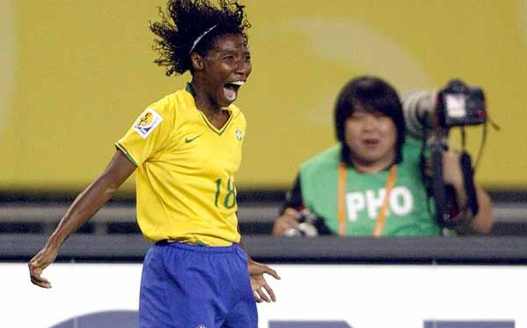 Pretinha eterniza os pés na Calçada da Fama do Maracanã