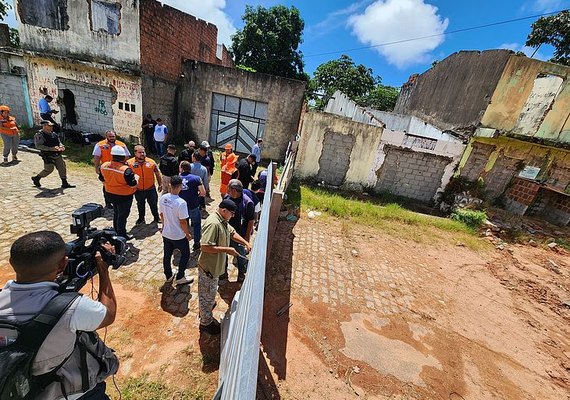 Operação resgata animais em área de risco, no Pinheiro