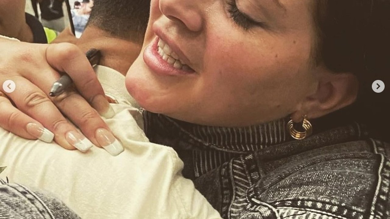 Lana Del Rey chega ao Brasil e fãs a recebem no aeroporto do Rio de Janeiro