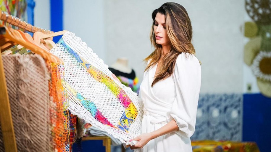 Primeira dama de Maceió, Marina Candia, prestigia e divulga artesanatos do Pontal do Barra