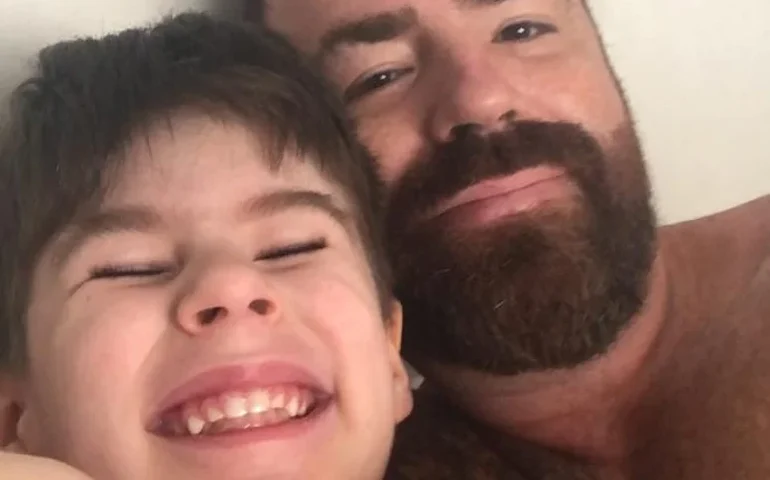 Pai de Henry Borel chora, chama réus de ‘monstros’ e pergunta: ‘O que aconteceu com meu filho naquele apartamento?’