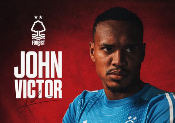 John é anunciado pelo Nottingham Forest e inicia sua primeira experiência na Premier League