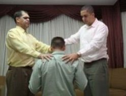 Jovem aceitando a Cristo com pastor da Assembleia