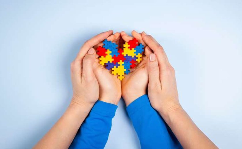 Juíza reduz jornada de bancária que tem filho com síndrome de Down e autismo