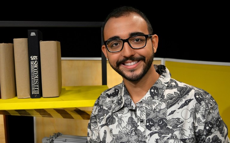 Autor Raphael Montes indica livros do gênero romance policial e mostra sua coleção