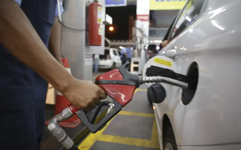 Reajuste da Petrobras chega aos postos e gasolina cai em 21 Estados em novembro