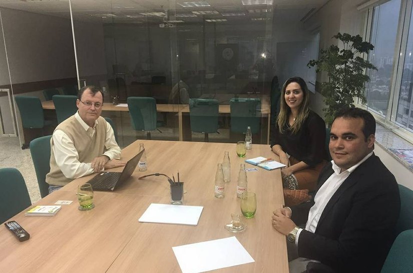 Em São Paulo, David Maia discute logística reversa do vidro
