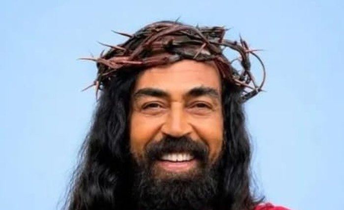 Candidato ator registra foto oficial no TRE caracterizado como Jesus Cristo