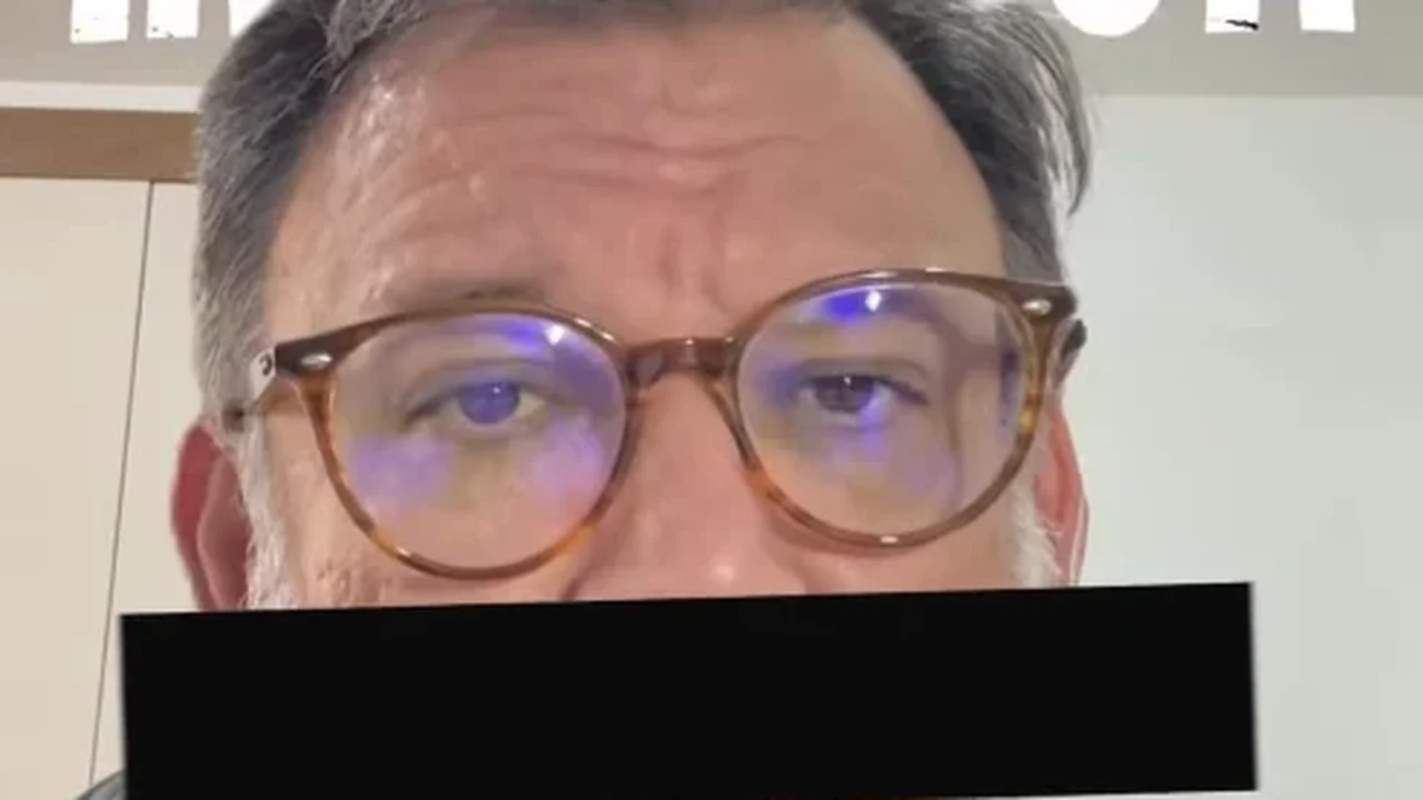 Pré-candidato ao Senado pela UP, Alexandre Fleming protesta contra censura com tarja preta na boca