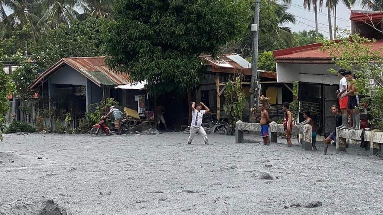 'Lava fria' invade as ruas de vilarejo nas Filipinas dois dias após erupção de vulcão