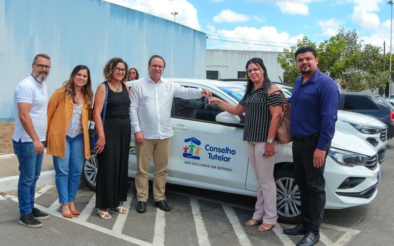 Prefeito Luciano entrega chaves de dois veículos ao Conselho Tutelar e da Pessoa Idosa em Arapiraca