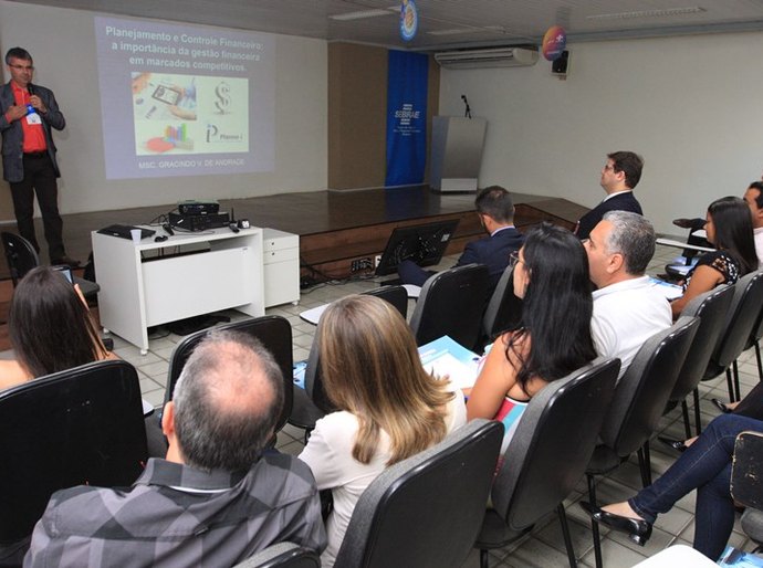 Palestra aborda planejamento financeiro em cenários de instabilidade econômica