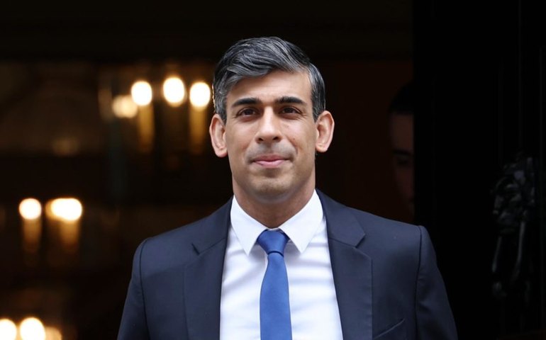 Parlamento do Reino Unido aprova controvertida lei que prevê expulsão de imigrantes para Ruanda