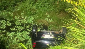 Motorista morre após perder controle do carro e cair em lago na Rodovia SE-200
