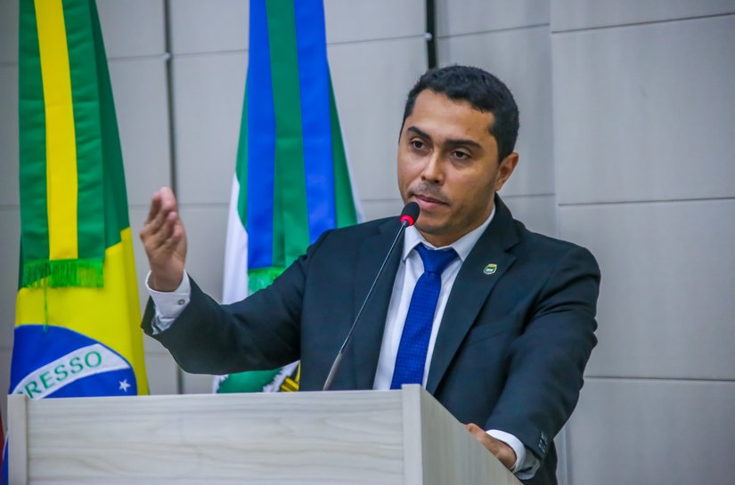 Vereador David do Emprego cobra providências após rompimento de tubulação da BRK e vazamento de esgoto em Maceió