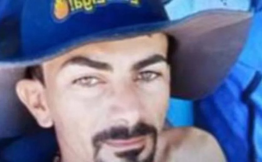 Motorista morre após caminhão com laranjas tombar e cair em ribanceira na BR-101