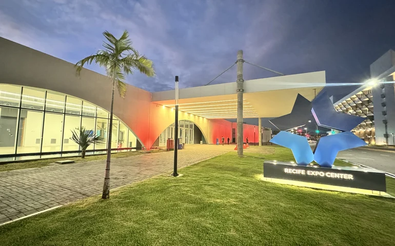 Recife Expo Center adere ao Junho Vermelho com iluminação especial de conscientização sobre doação de sangue