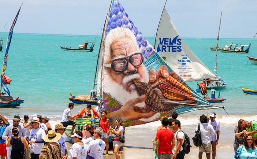 Maceió: Jangadas do Projeto Velas Artes navegam na enseada de Pajuçara