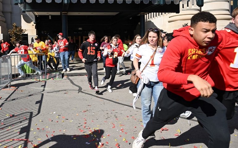 Dois adolescentes são indiciados após tiroteio no desfile do Super Bowl