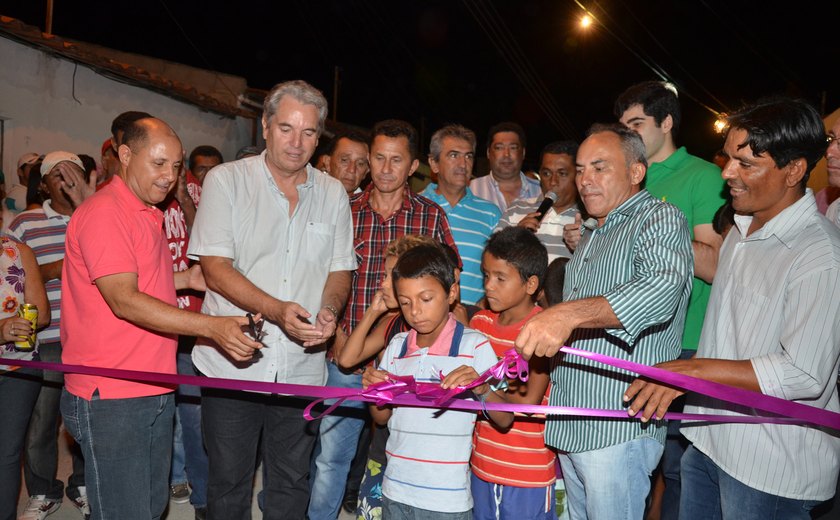 Celso Luiz inaugura mais calçamentos em Canapi e creche em Forquilha