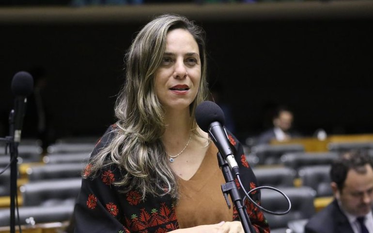 Comissão aprova projeto que facilita acesso de beneficiários do Bolsa Família a livros