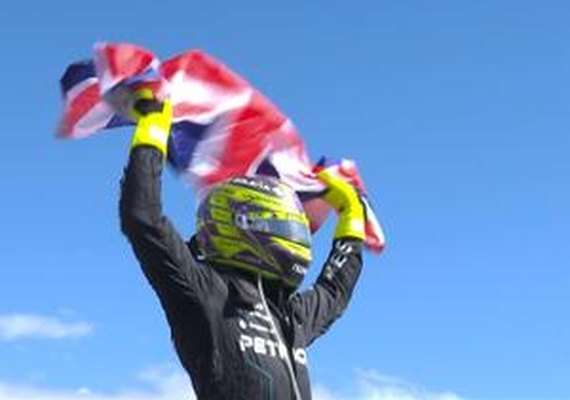 Hamilton encerra jejum de quase três anos na F-1 e vence corrida maluca no GP da Inglaterra